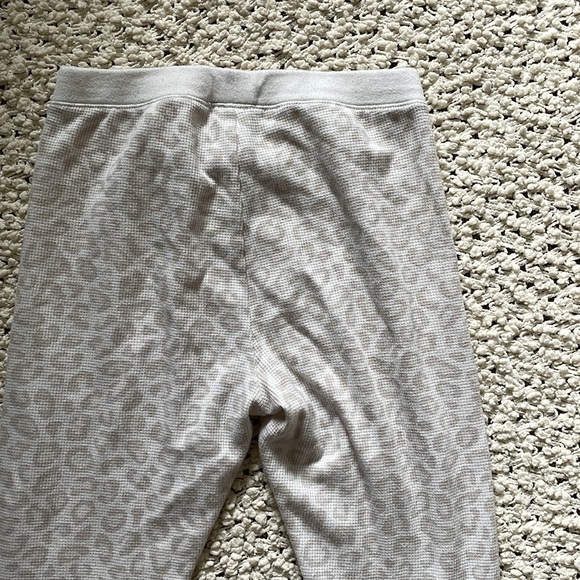 🤍 Old Navy Thermal Knit Pajama Leggings in Snow Leopard 🤍 - Picture 7 of 7